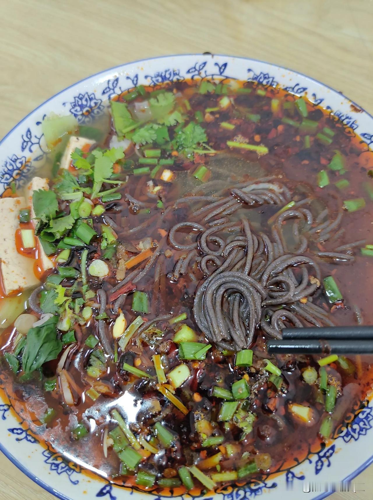 解锁陕西美食荞麦饸饹
陕西美食荞麦饸饹，可是北方面食三绝之一，和兰州拉面、山西刀