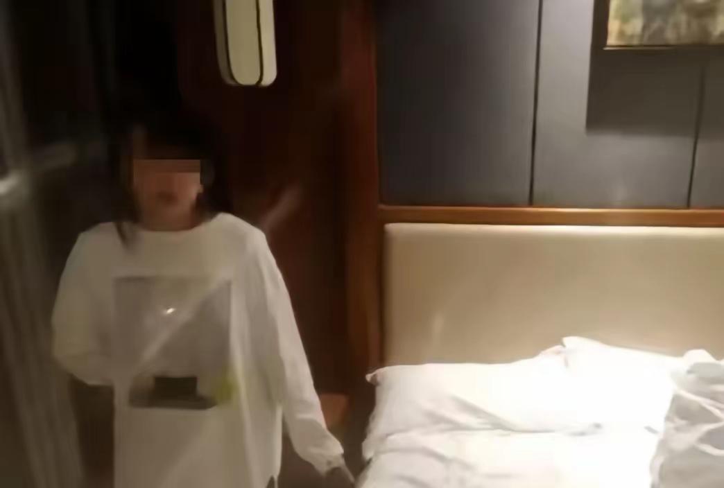 荒唐一幕！湖南七旬大爷花20元寻欢，转眼被偷走6000元养老钱，结局双双被罚
 