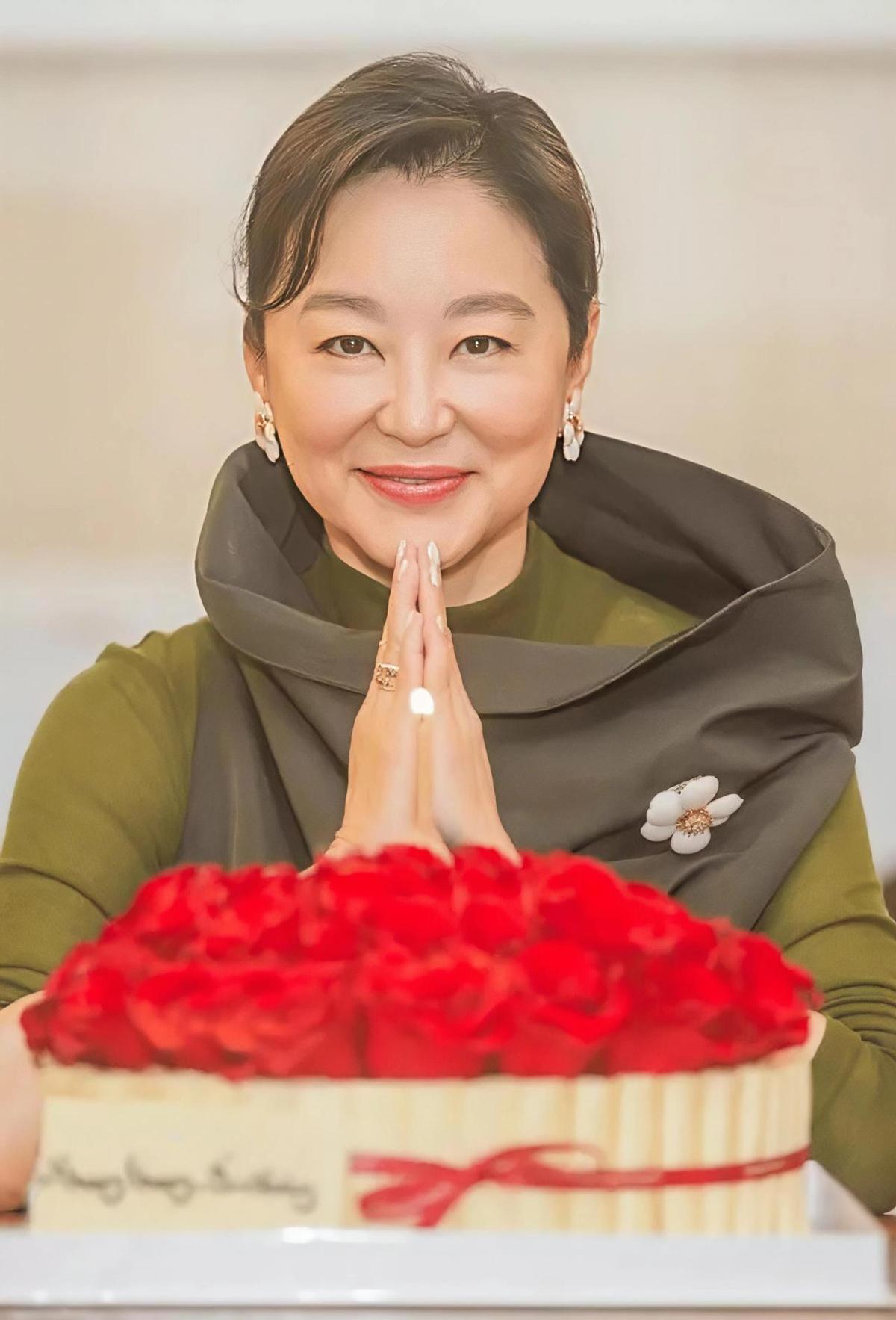 71岁，穿白衣服合掌一笑，没人提她演过东方不败。
港大博士帽戴得比凤冠还稳。
不