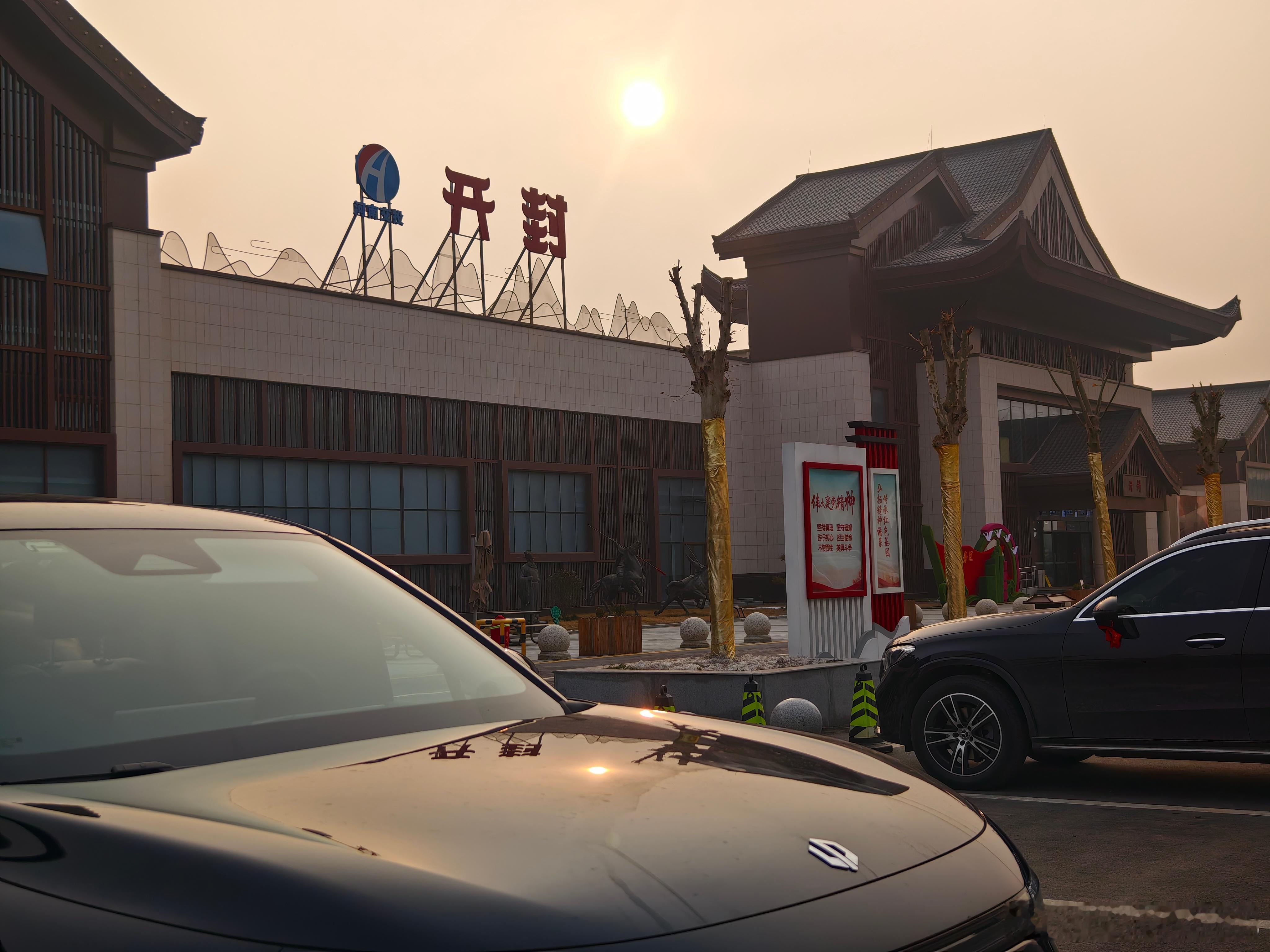 到开封了，入住完酒店出门觅食，有什么好吃的推荐吗？ 