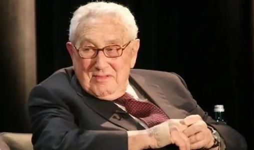 一旦中美开战，美军将全面轰炸中国？100岁的基辛格早就发出过警告：“美国盟友再多