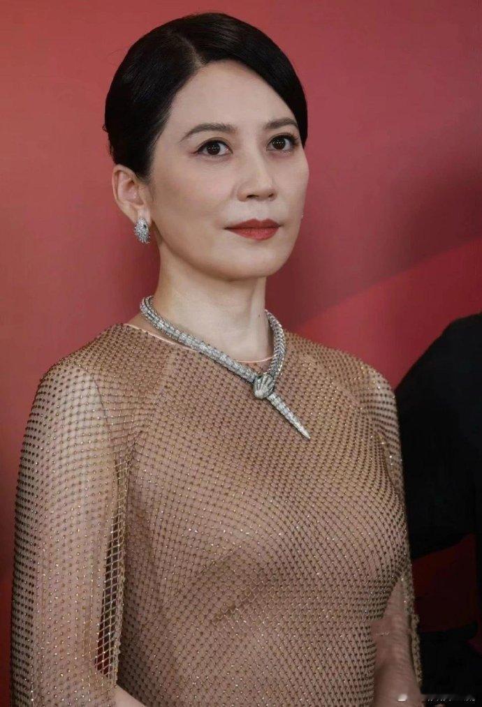 俞飞鸿戴的那条蛇形项链真是太逼真了！别看她已经53岁了，可看上去就像40多岁似的