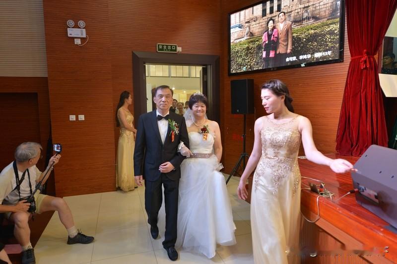 “最美不过夕阳红，温馨又从容”，这句歌词道尽了晚年情感的真谛。人到晚年，异性间的