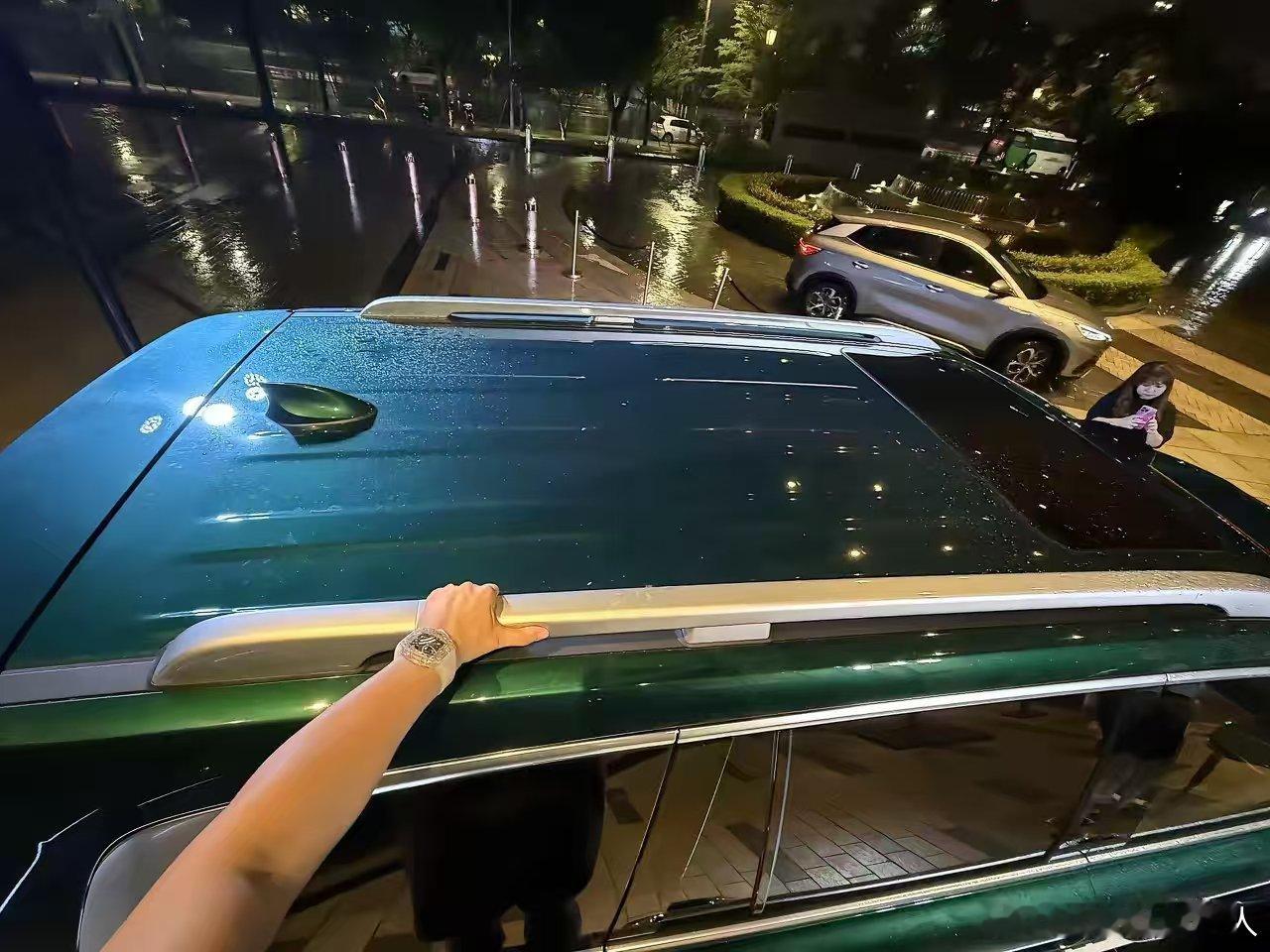 全新坦克500 一觉醒来天塌了吧，带激光雷达了，没有全景天窗了，坦克车标变成平面