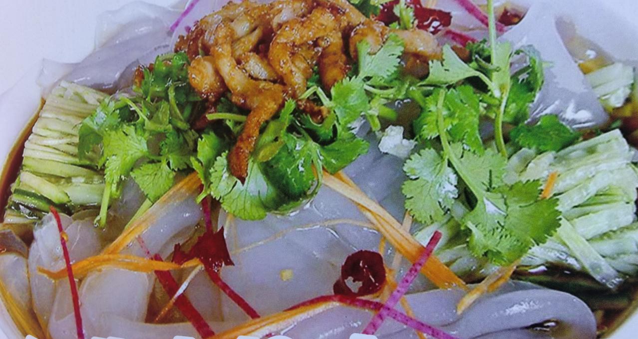 在他乡吃家乡菜。凉拌菜，地三鲜，猪肉炖粉条。