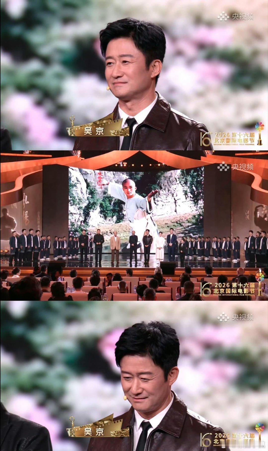 镜头下的吴京氛围感拉满，身姿挺拔气场沉稳，岁月沉淀风骨，眼底仍存少年意气，蓬勃生