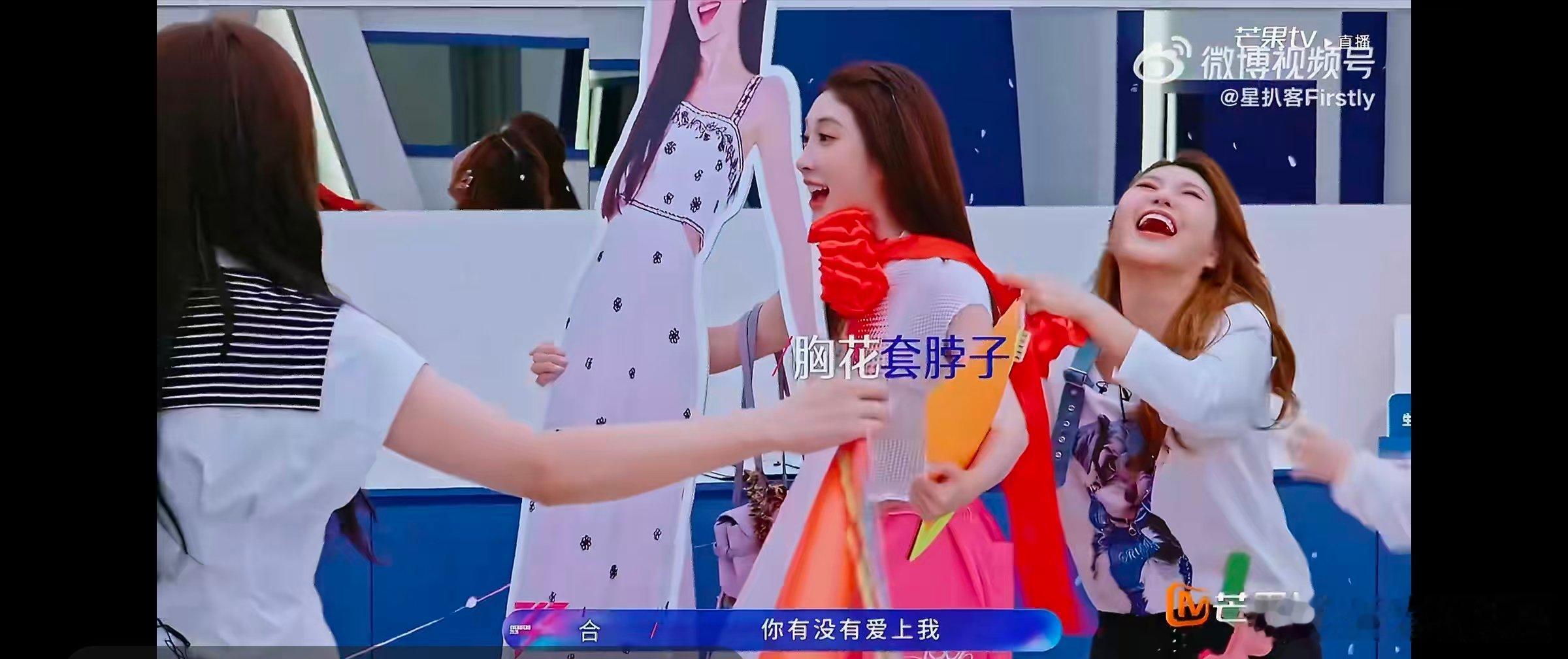 张小婉张小婉被吓出表情包 浪姐直播沉浸舞蹈动作之中，情绪全然写在脸上，生动神态带