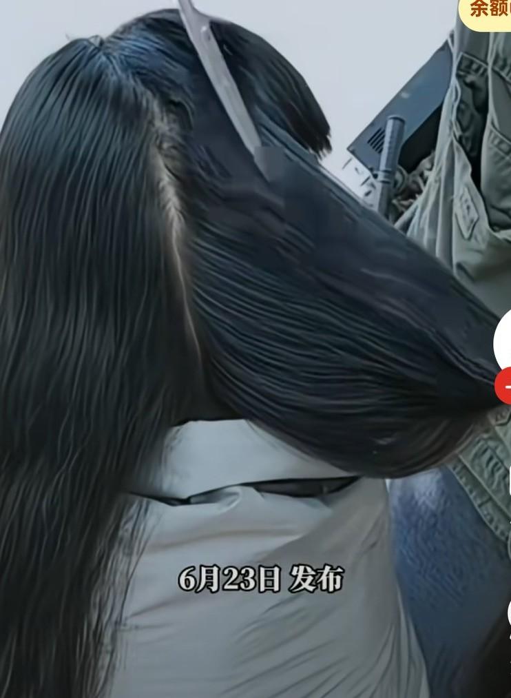 妈妈带着女孩找收头发的人剪头发，男子手法粗糙，
就这贴着发根剪了，
网友说，这是
