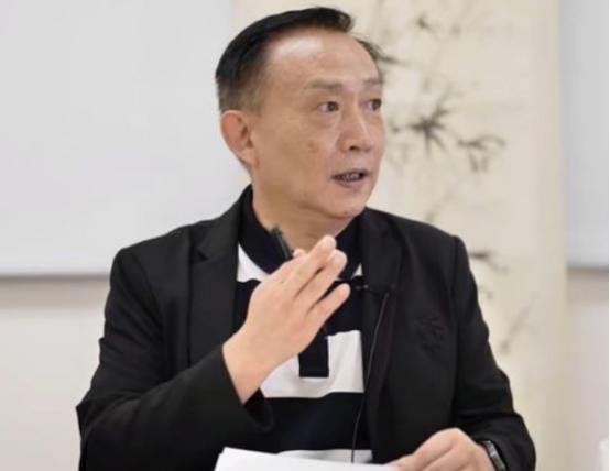 最狠的间谍，不偷你的情报，也不策反你的人；人家直接在你家里，帮你“立规矩”！
 