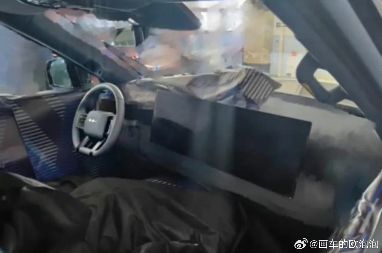 钛9这应该是迪子第一款大连屏吧~ 