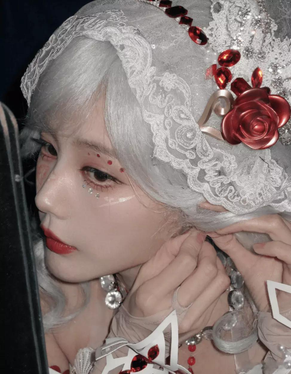 文亦娱乐李一桐白玫瑰造型宛若花仙子 蕾丝配红玫瑰精致甜美 