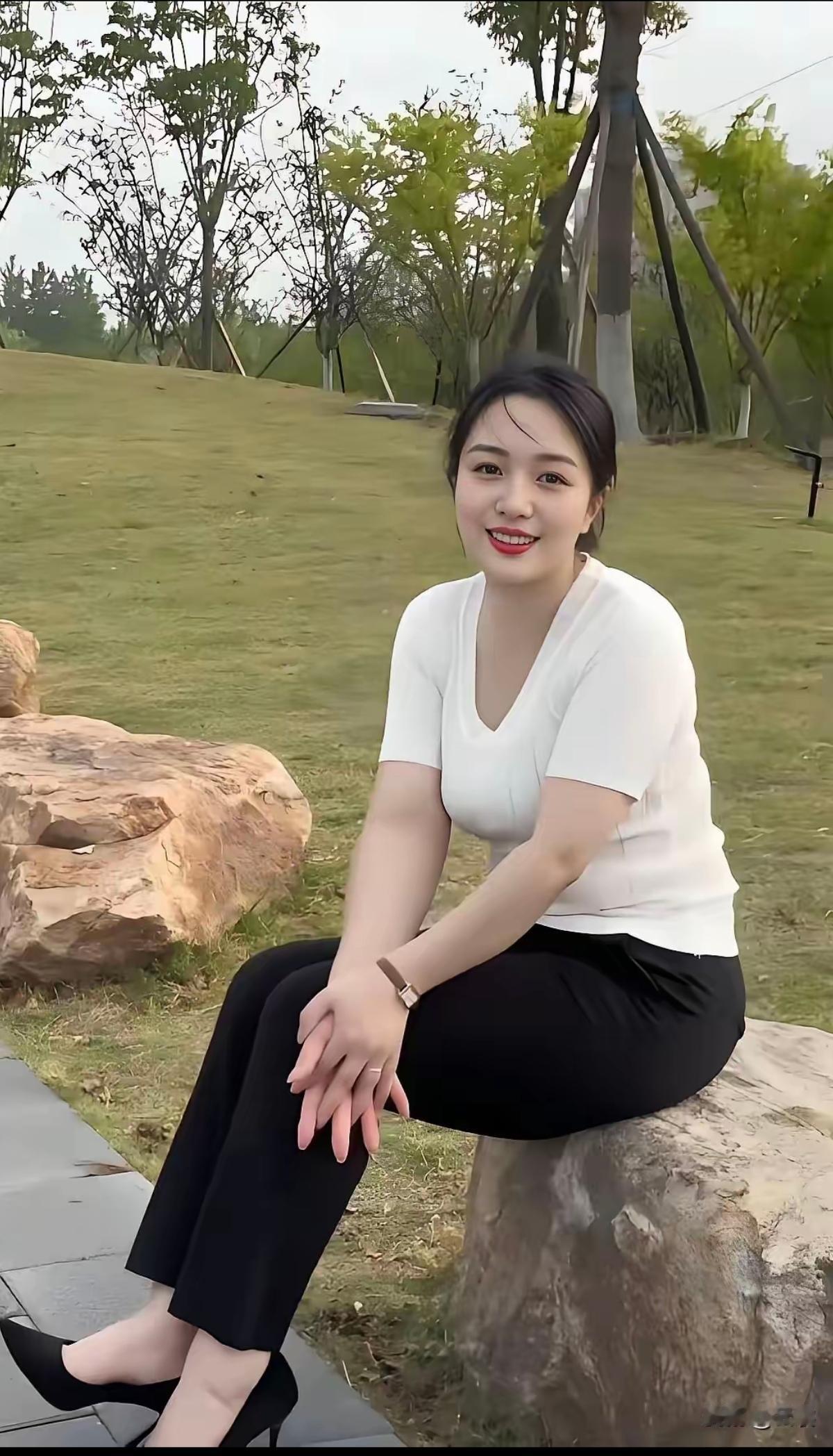 她的年龄两位数之和是10，你觉得是多少岁？