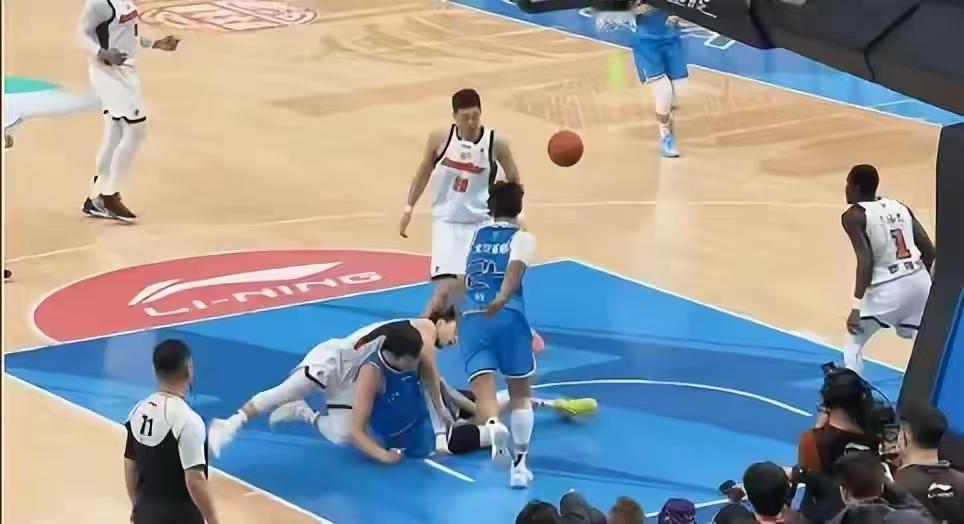 徐杰伤退，担架离场，检查结果已出。
昨晚京粤强强对话，广东最终惨败31分。但比失