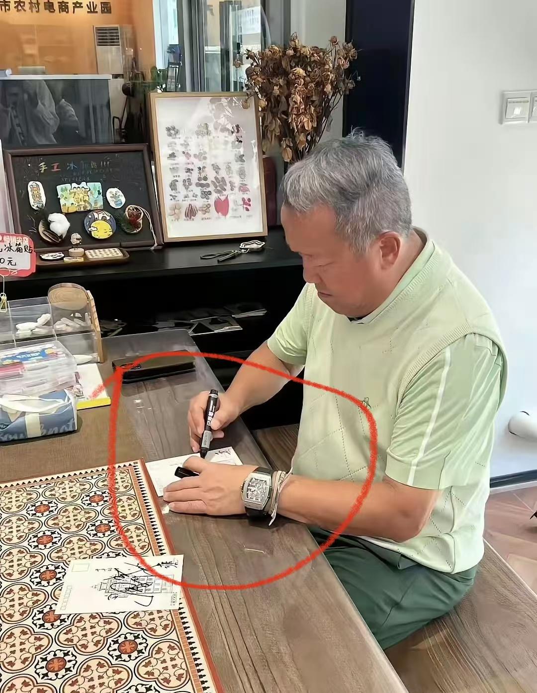 曾志伟这只手表引发热议！
曾志伟出现在江门开平一家农村商业基地，头发已经全白。在