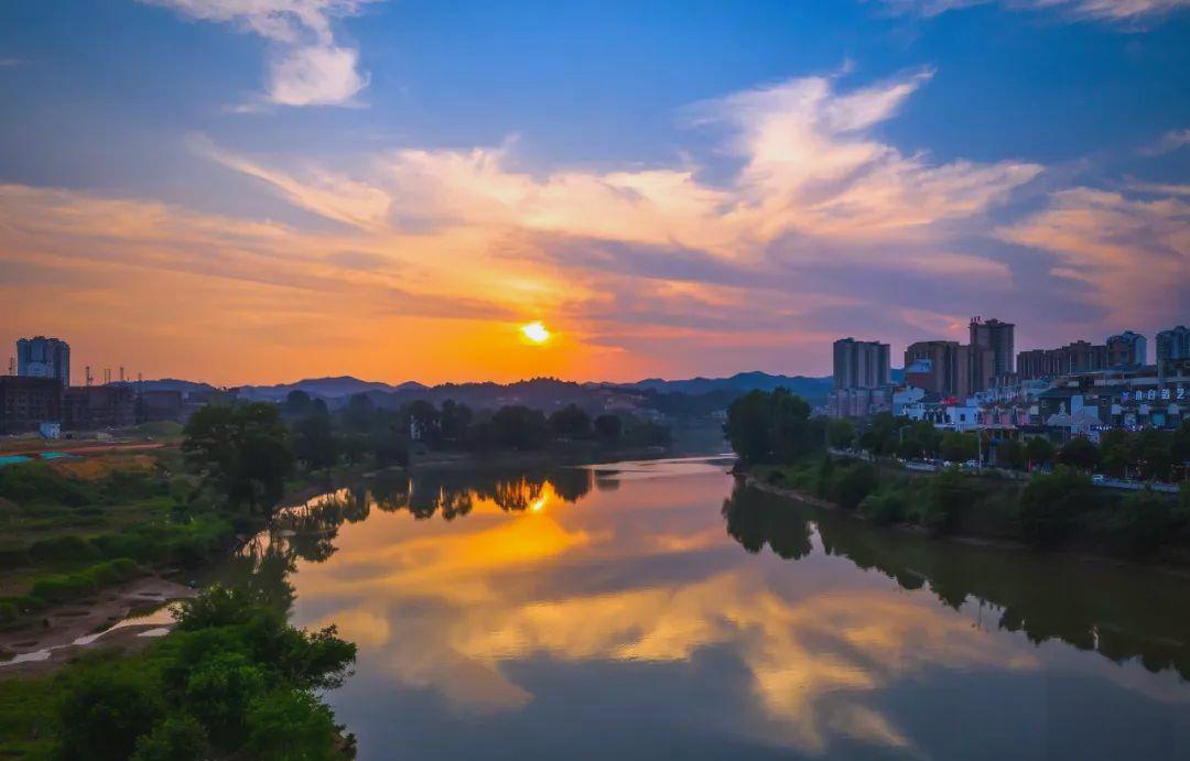 繁华街市，人潮涌动，我却感到刺骨的孤独。走在熙熙攘攘的街头，周围是热闹的商业街和