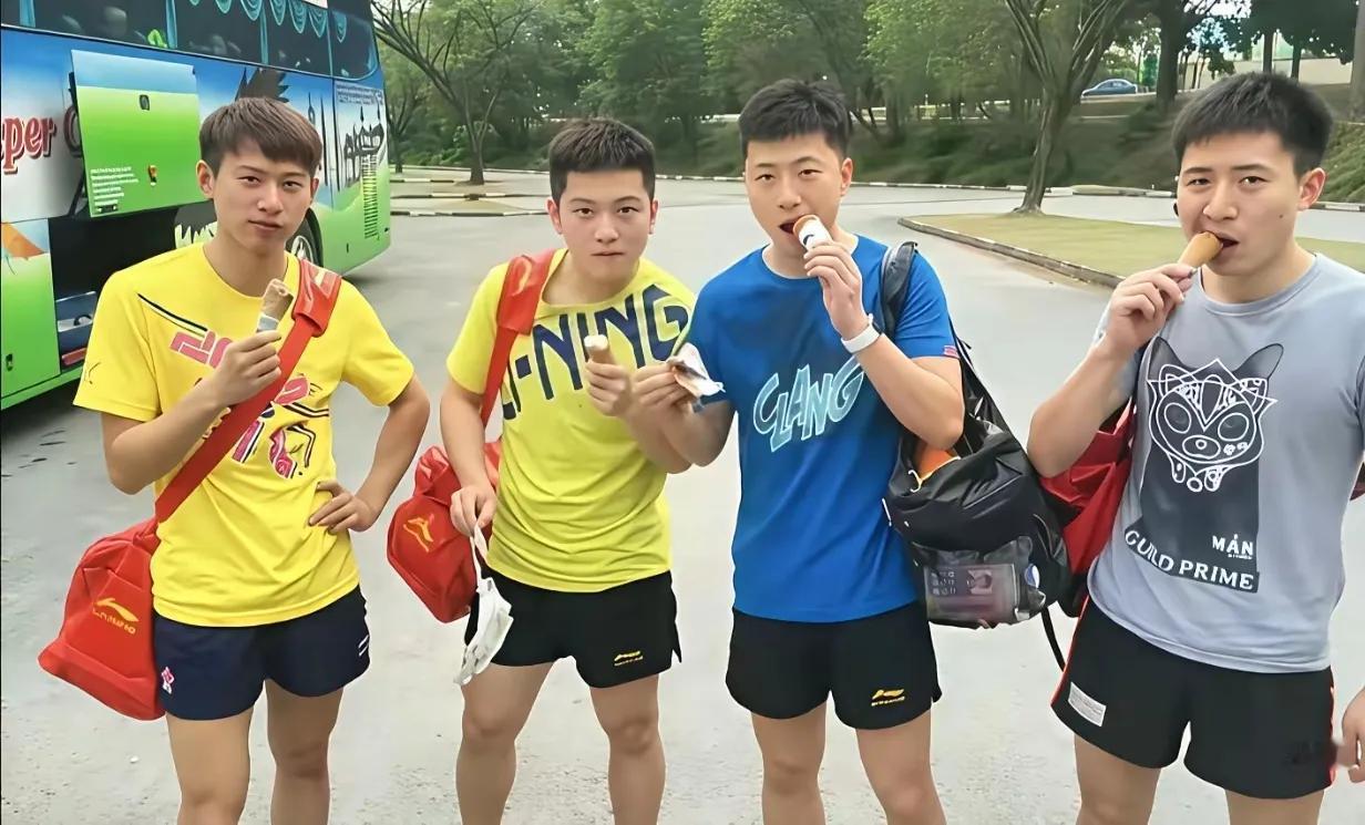 四位乒乓球名将背着包下飞机。我只认出了樊振东和周雨。那两位他们是谁？你可知道他们