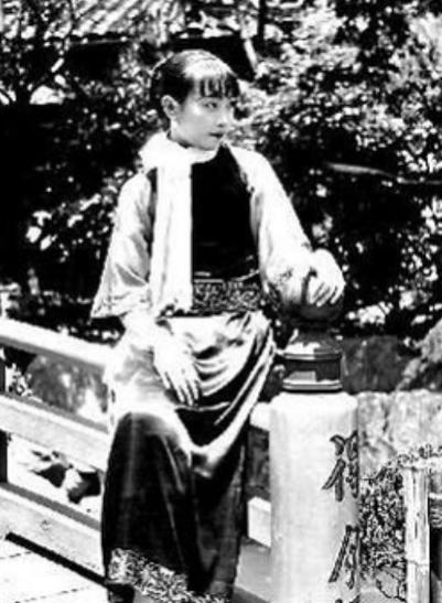 1940年深夜，民国大美女郑苹如，被秘密押到小树林执行枪决，特务垂涎她的美色，犹