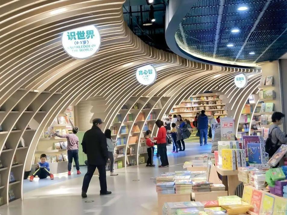 胖东来的模式触动了谁的“奶酪”？
        胖东来频遭“网络黑嘴”诋毁，最