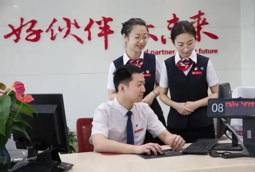 别被“新铁饭碗”忽悠上头。

医疗养老、新能源、数据安全、职教、养老服务，确实比