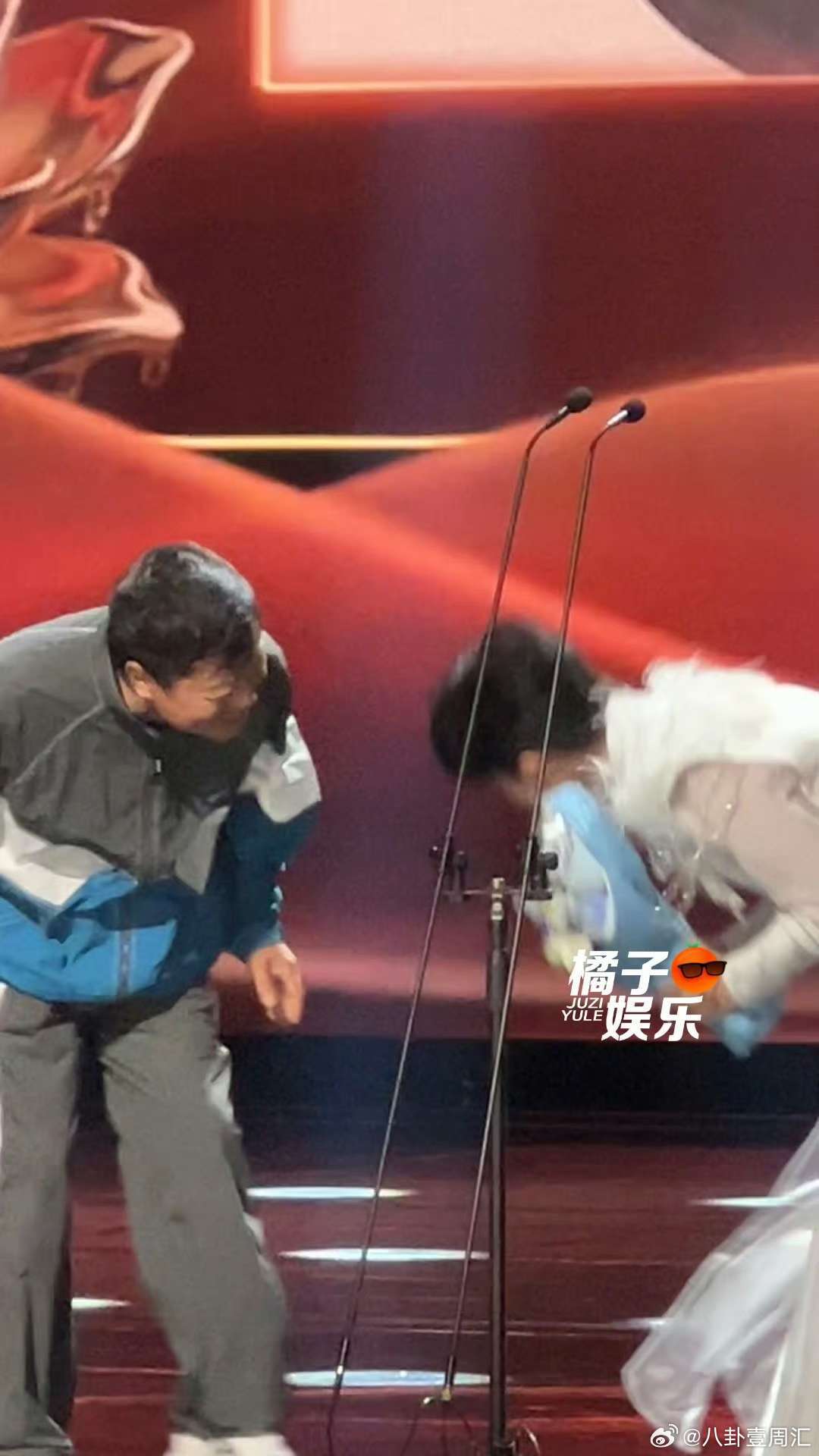 周深周深鞠躬送马东下台阅文IP盛典 温柔且谦卑，有礼有分寸，越了解越喜欢。 