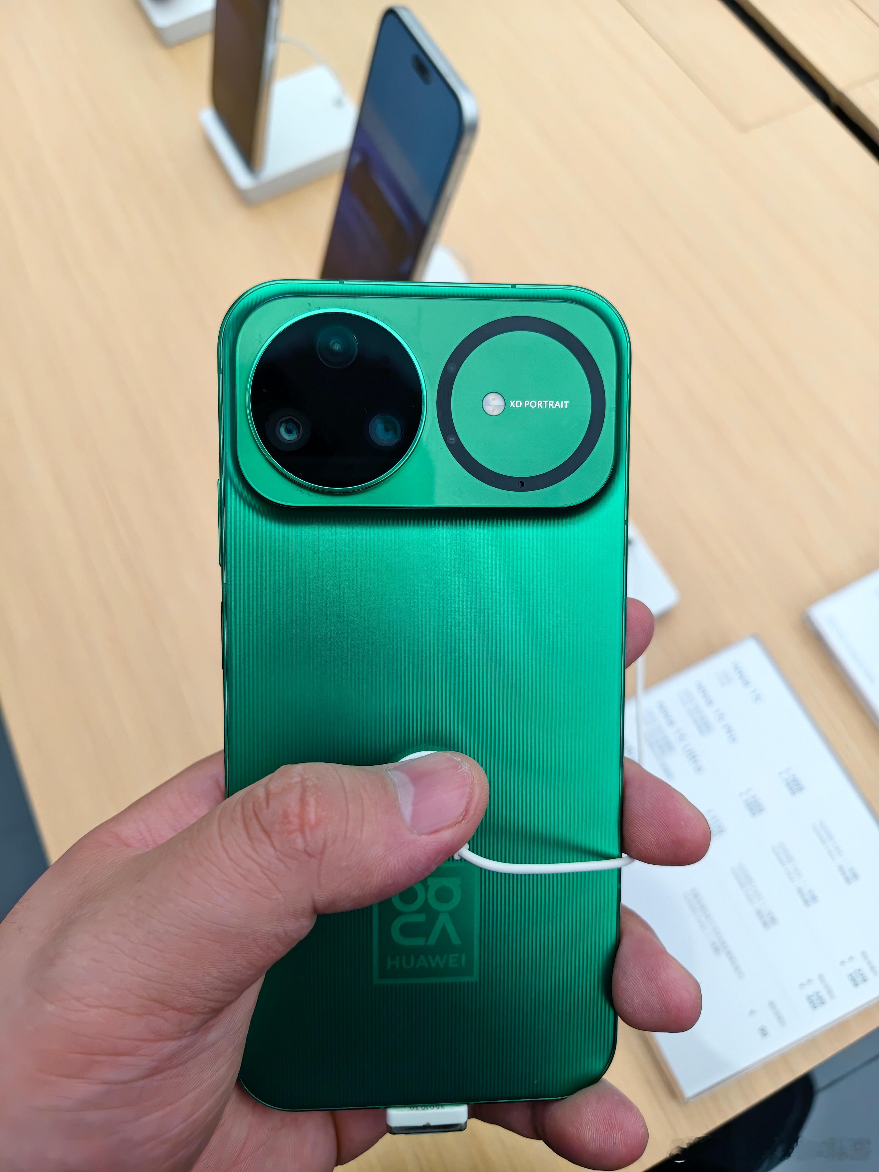 他们说p90是nova 套用我觉得还是不太一样，p90右边这个镜头明显大一点 