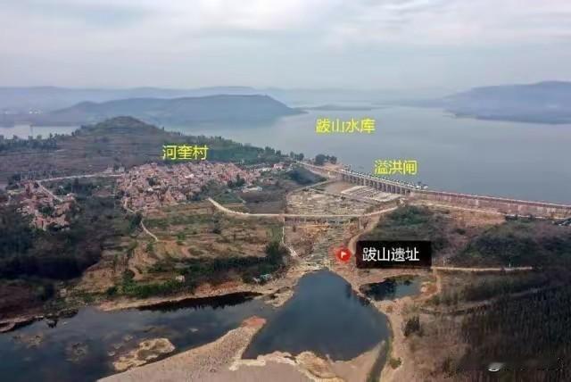 不幸中的万幸：沂水“跋山遗址”位于水库大坝正下方，这里不是当时取土的地方。
然而