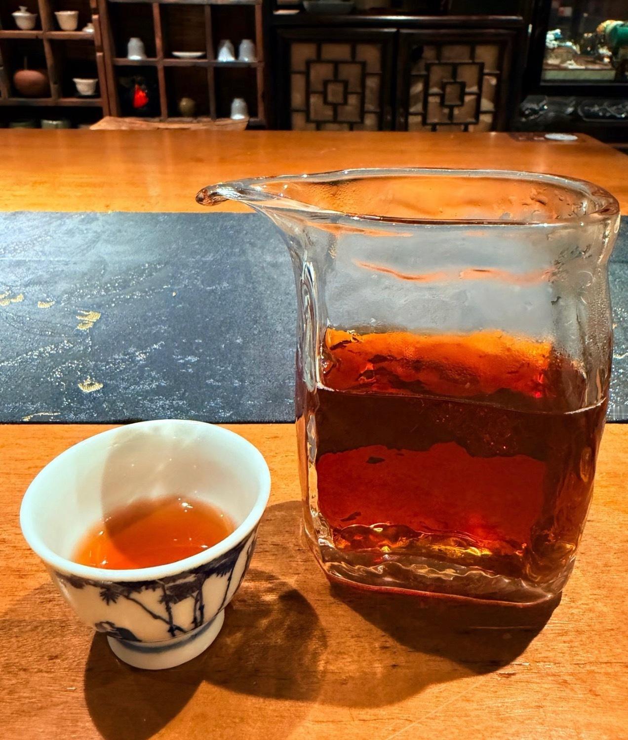 品茶赏器交友  好多人说茶养人，其实真正养人的，是喝茶时那份不被打扰的慢节奏。 