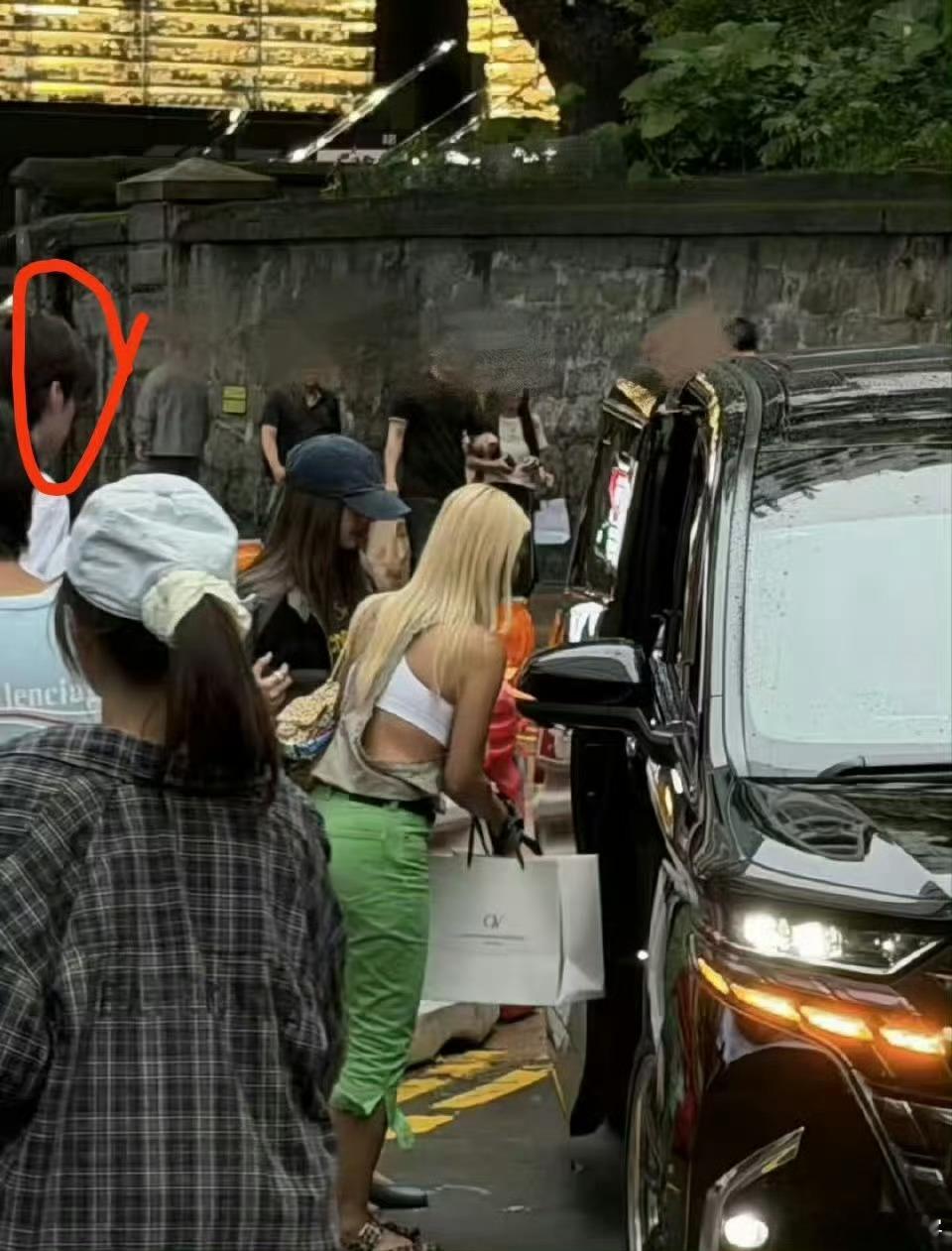 Lisa十周年行程争议，网友说她带新男友回家，这么快就要见家长了，lisa跟三公