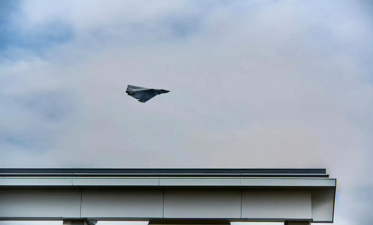 六代机歼36最新试飞图？
涂装很正式，感觉进度挺快，期待下次阅兵受阅。这飞机太炸