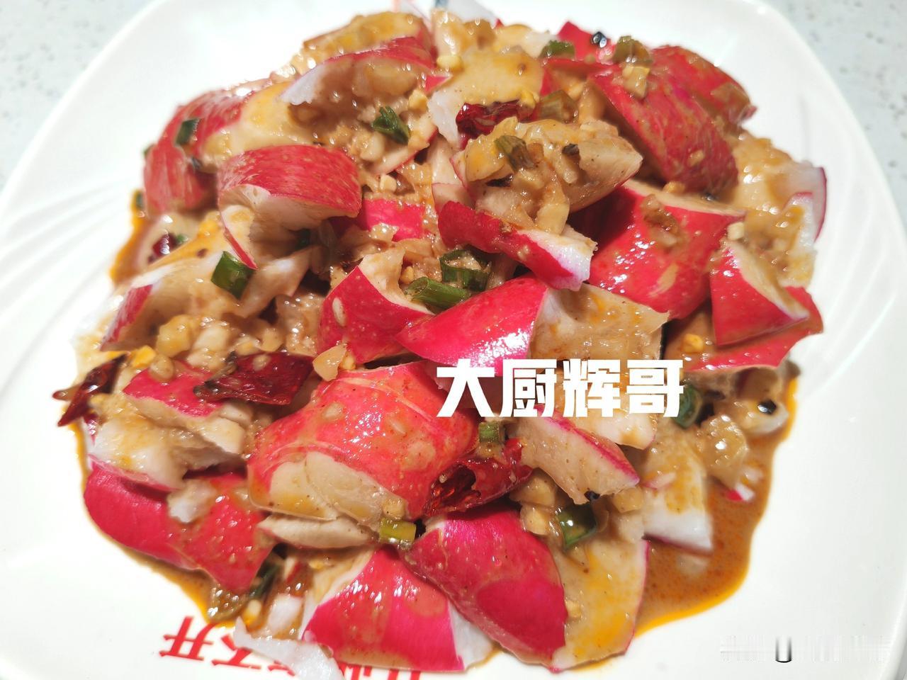 分享一道小凉菜，麻酱拌水萝卜，清脆爽口。
水萝卜洗净拍碎，切成小块。麻酱加水懈开