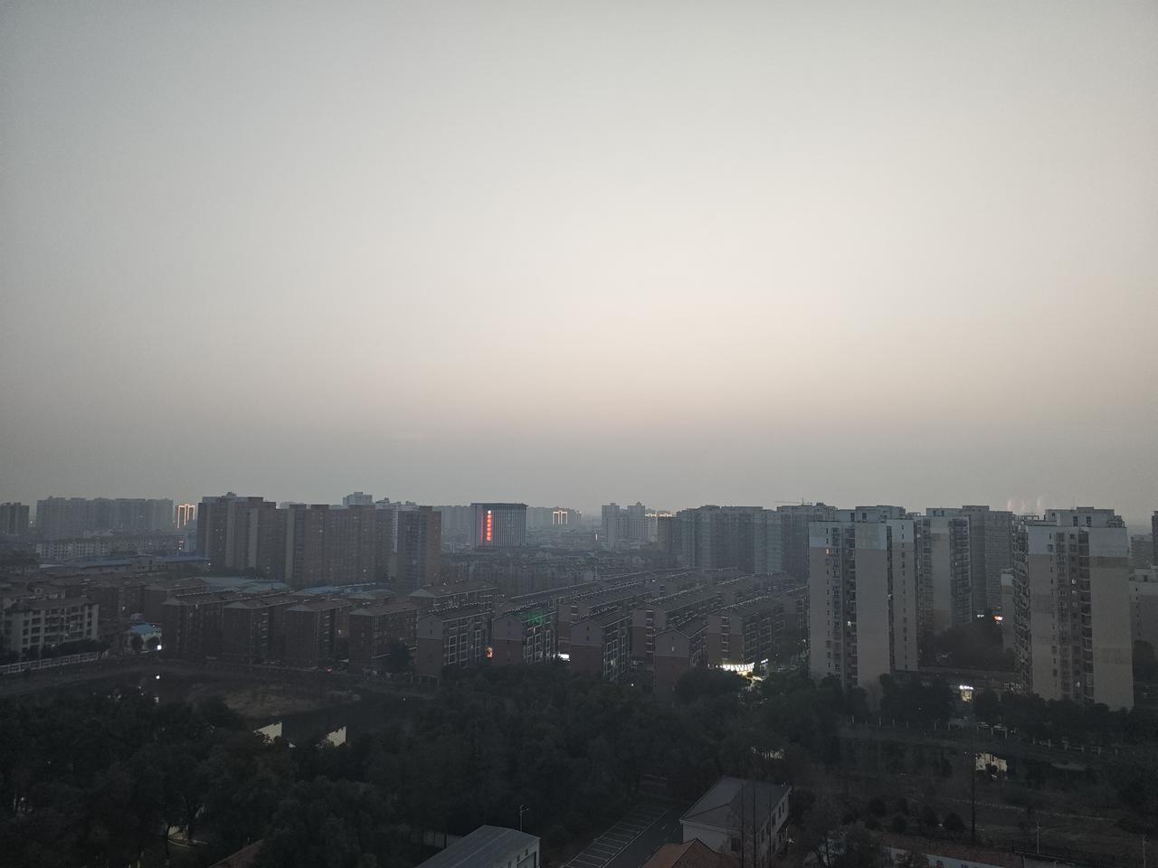 冬日生活打卡季日晕将尽，灯火未上。高校、中小学学子们已入寒假，孝感老城区小巷街道