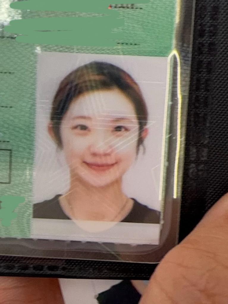 笑死 驾驶证到期来换新的，人家要一寸照我带了个二寸的，措不及防自助机拍了一个，然