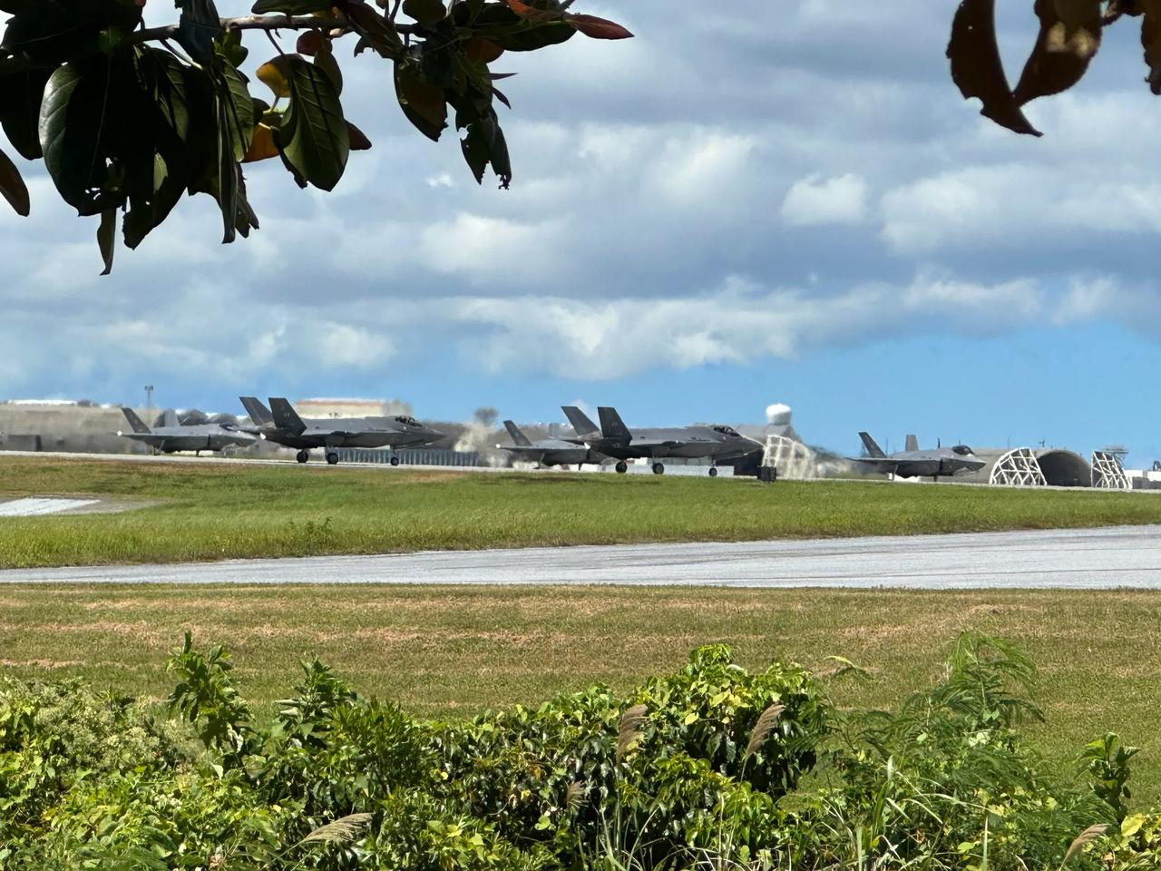 美军在多个驻日美军基地部署了大量的F-35A隐身战斗机，其中包括了嘉手纳和百里基
