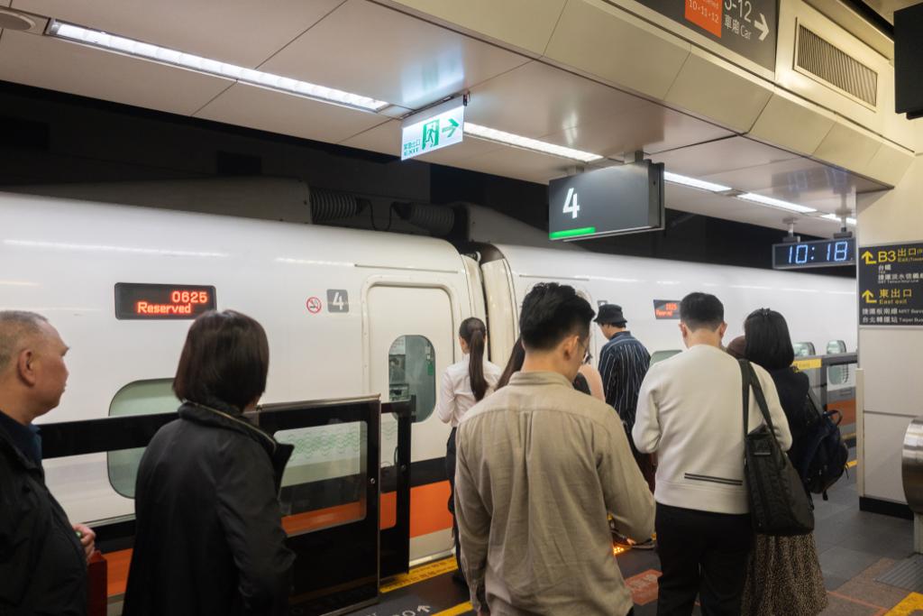 杨柳台风侵台,台湾高铁今下午2时许公告,新竹区域路段有异物缠绕电车线,导致南港-
