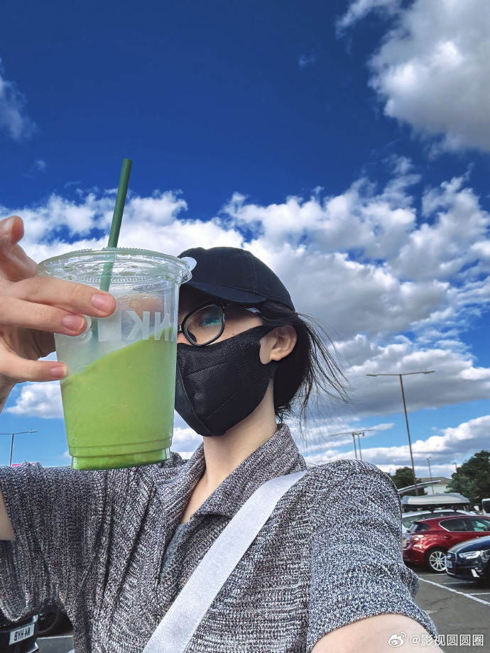 喻言伦敦plog旅途随拍新鲜出炉，喻言现身伦敦街头，饮品色彩呼应榆野色，藏着独有