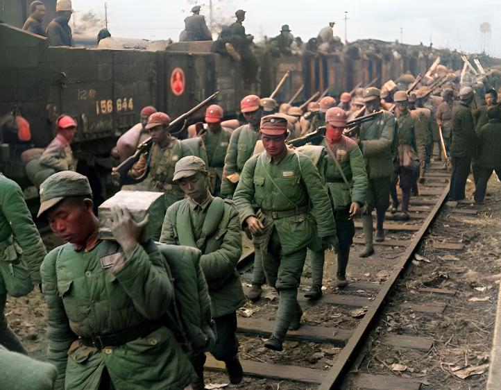 1948年11月，上海，大批国军士兵在上海火车站集结。他们准备开赴徐蚌前线。寒冷
