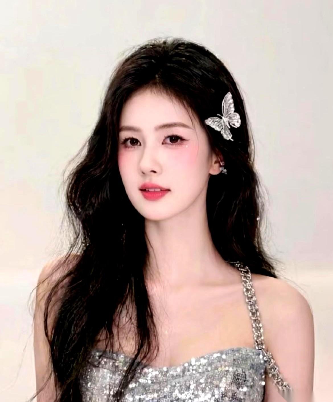 一部戏刚杀青，庆功宴的酒杯还没端起来，制片人扭头就冲向助理：“快！立刻去锁白鹿的