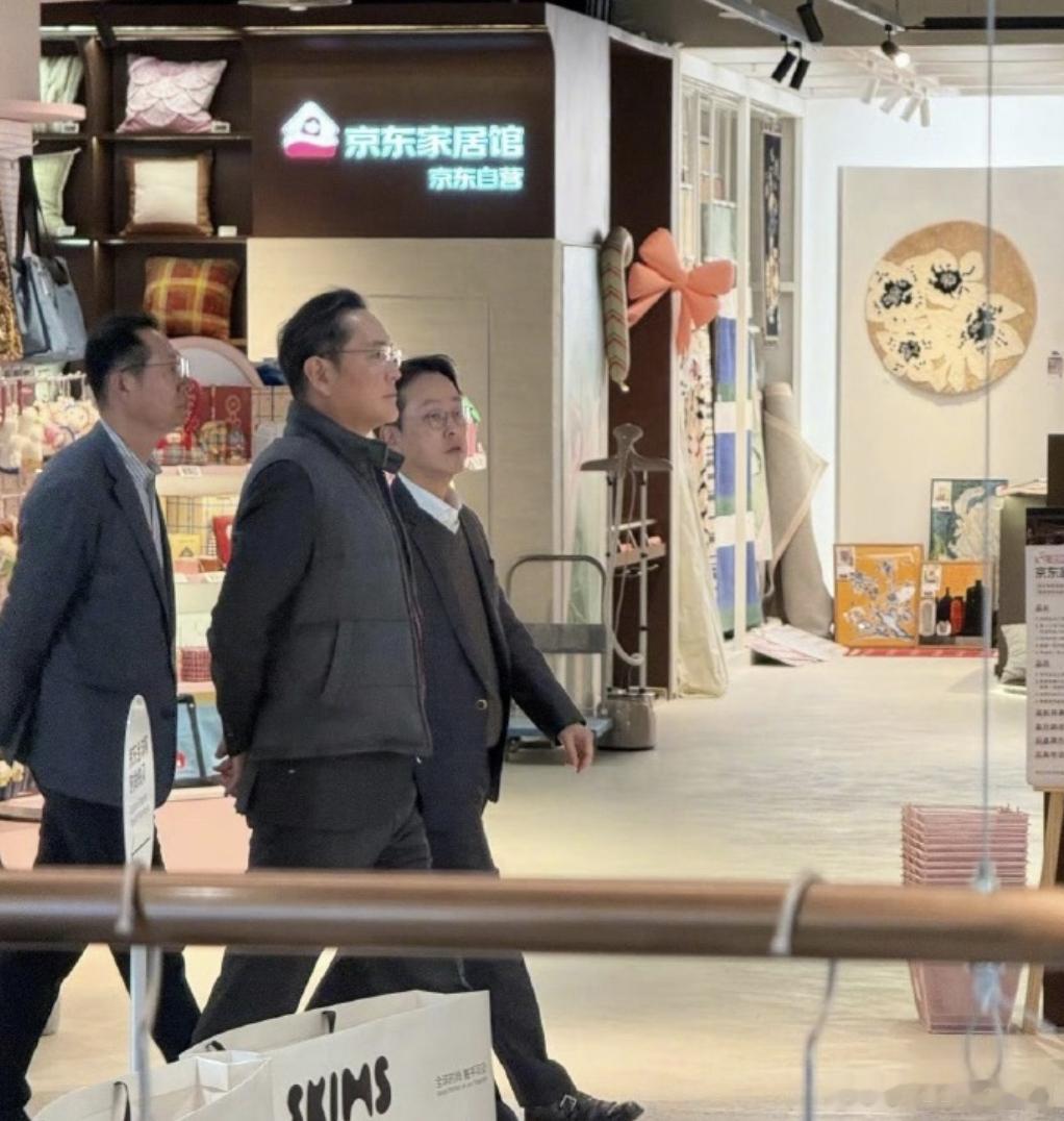 李在镕在北京买了100个labubu出差顺便购个物，很正常，不过就是买的太多了！