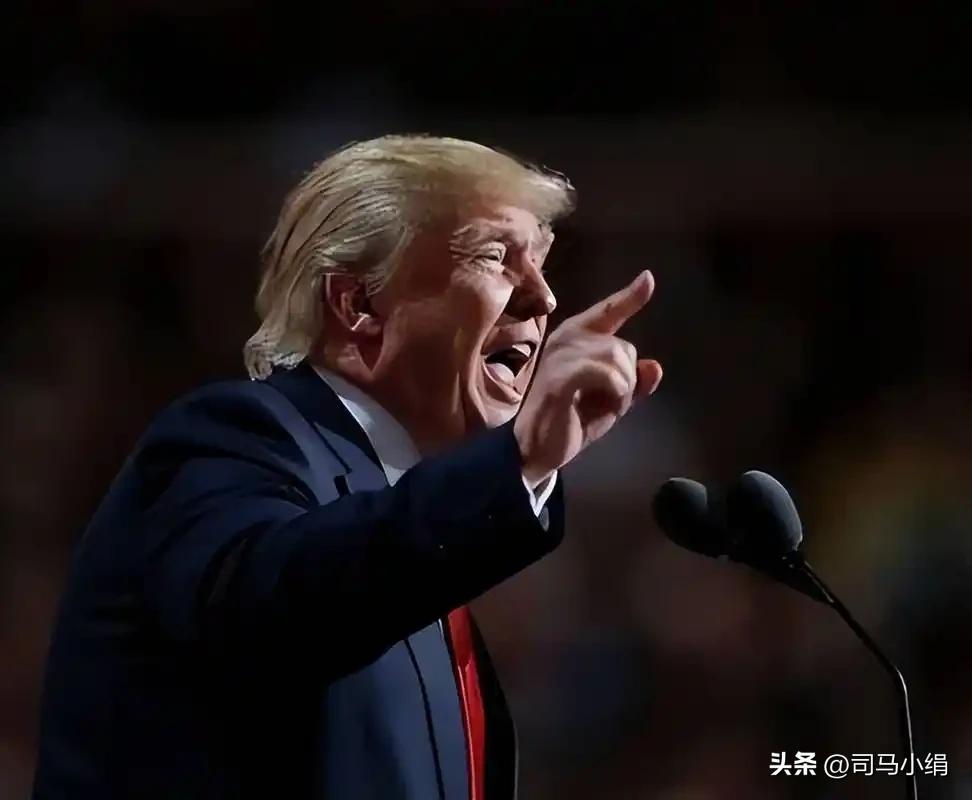 特朗普宣称伊朗领袖哈梅内伊在此次袭击中身亡。
央视新闻报道，当地时间2月28日晚