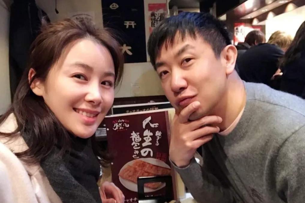 与李小冉结束7年恋情的鄢颇，如今早就拥有安稳幸福的小家，妻子是小他15岁的演员李