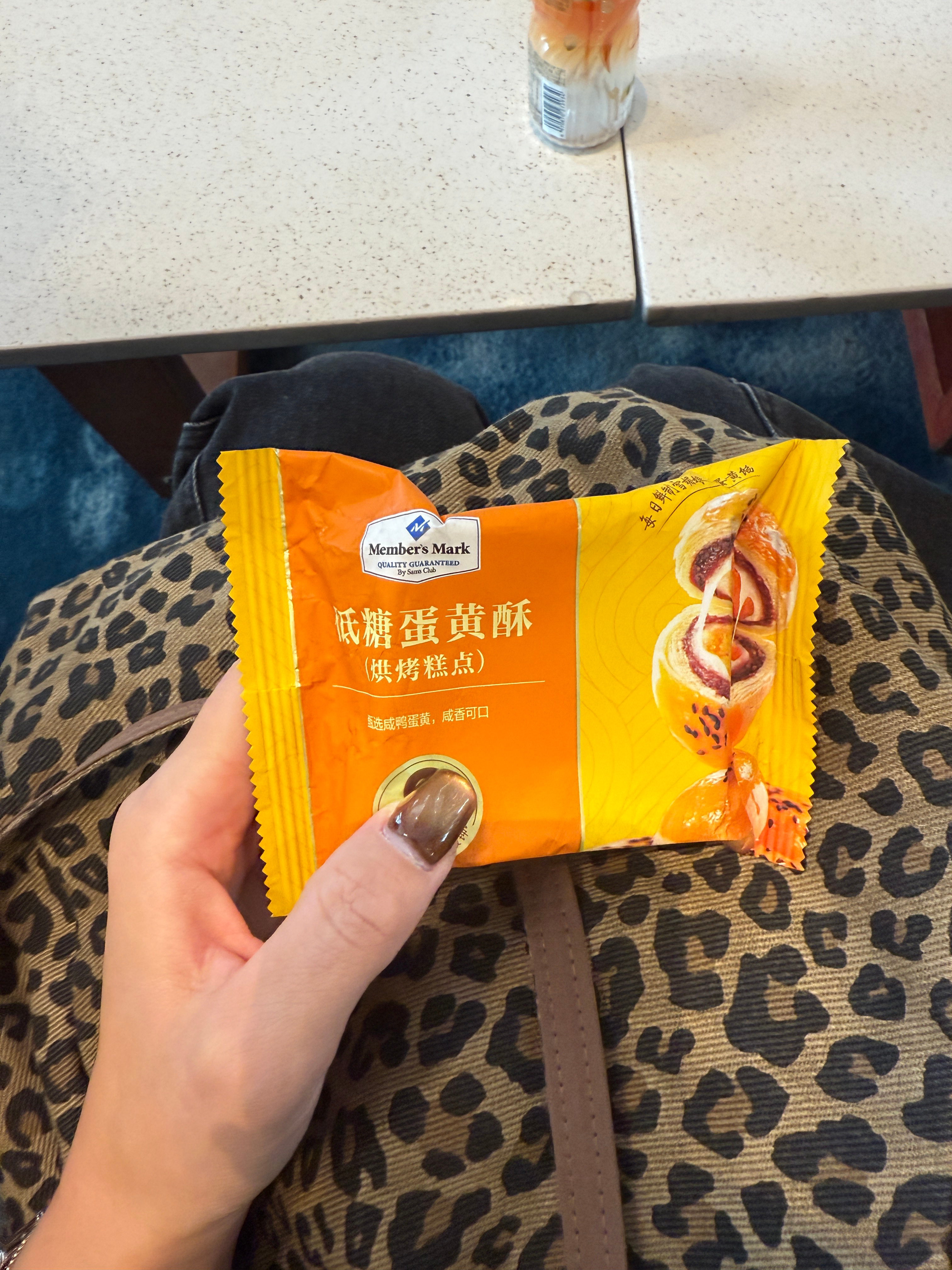 我姐妹车展前给我的蛋黄酥！（怕我车展太饿给我塞包里的，被我带去了车展、带回了北京