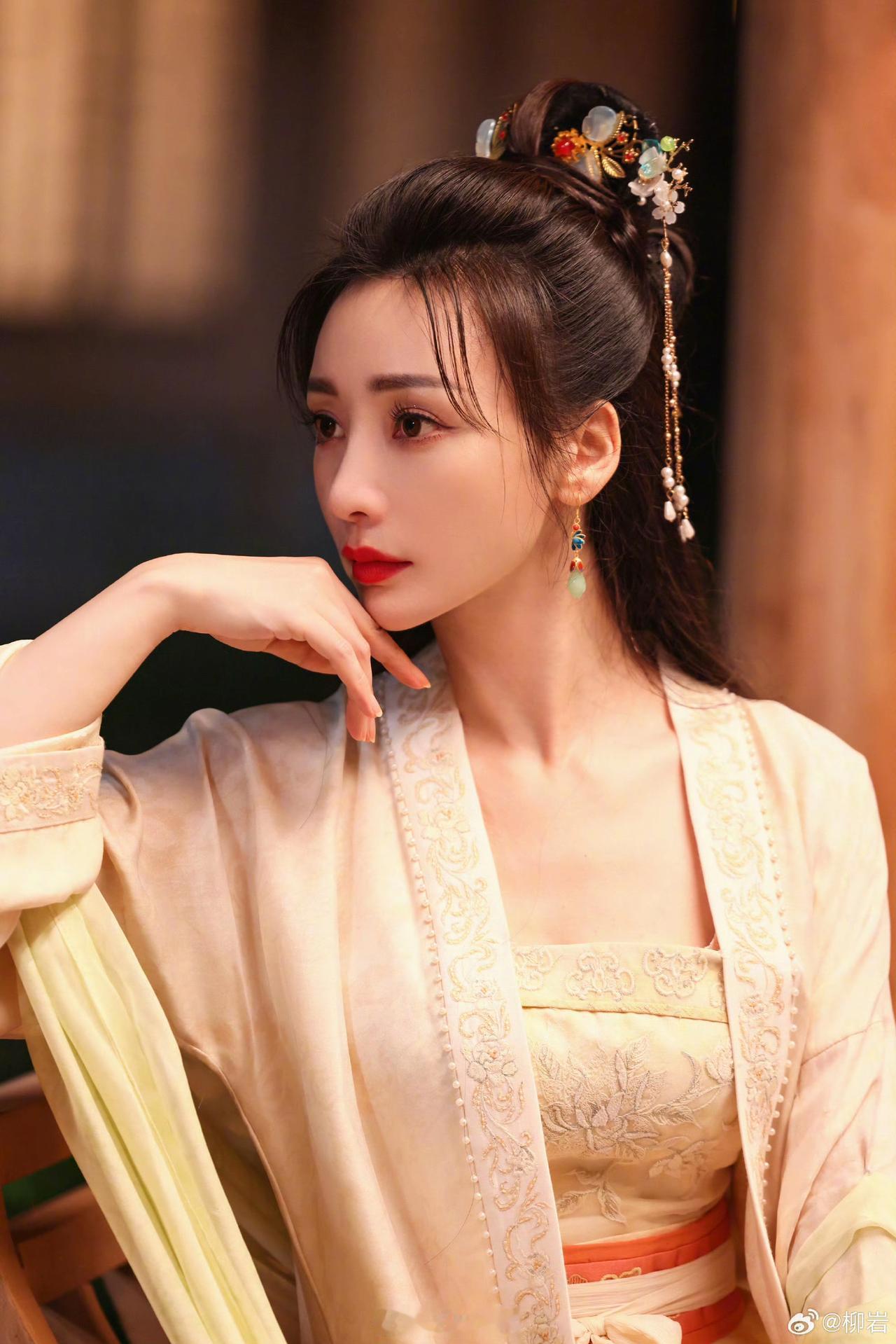 优雅与性感，你会怎么选成熟美人柳岩穿搭写真