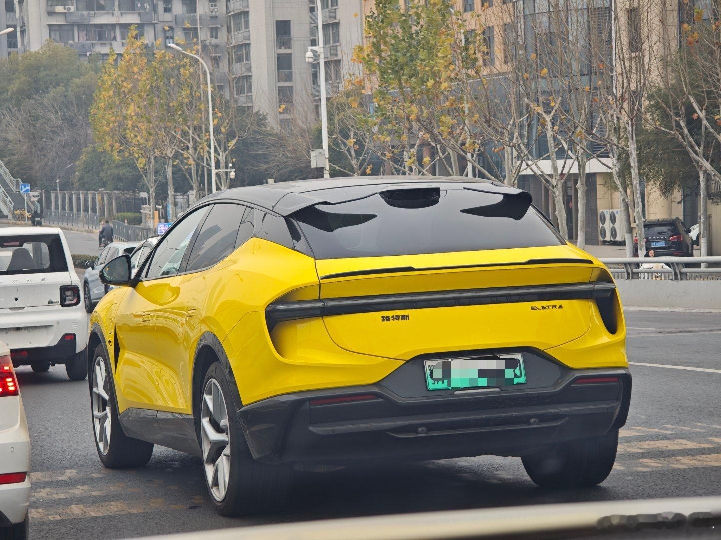 这个颜色真漂亮 很少有车型能驾驭这种黄色 武汉