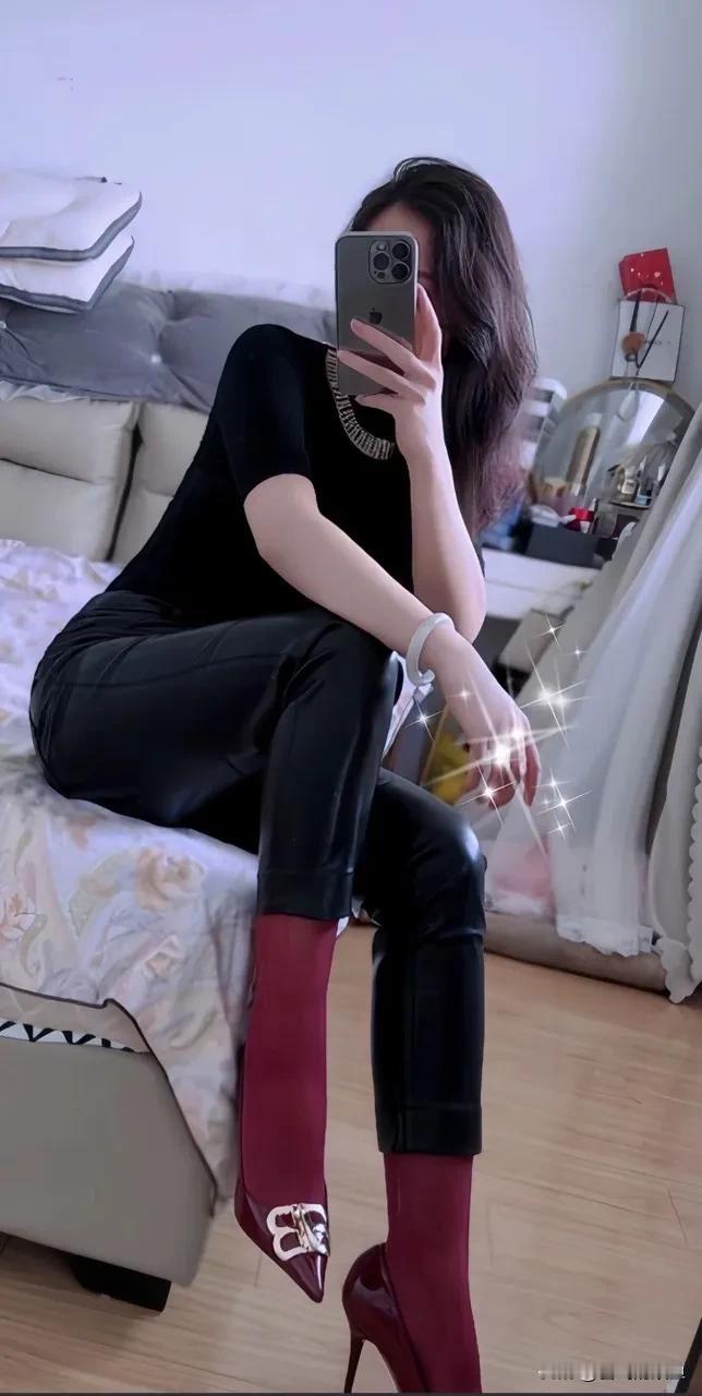 暗红色丝袜也独具韵味。
体验就是你的荷尔蒙在飞。
尤其在这样的环境中几乎是百分之