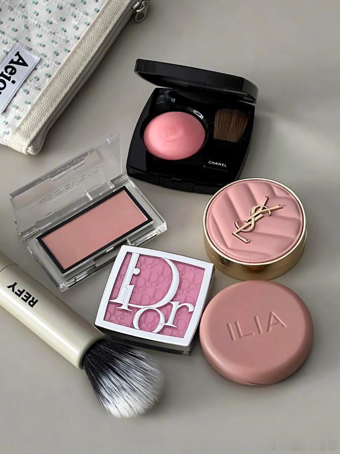 分享几个最近新入手的几个腮红[兔子]基本上都是比较好驾驭的[羞嗒嗒]不容易出错的