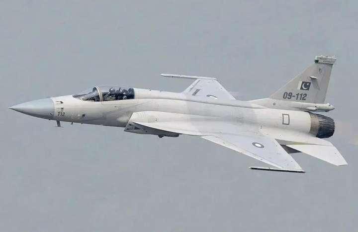 作为一款轻型多用途战斗机，JF-17枭龙Block-3配备了有源相控阵雷达、新式
