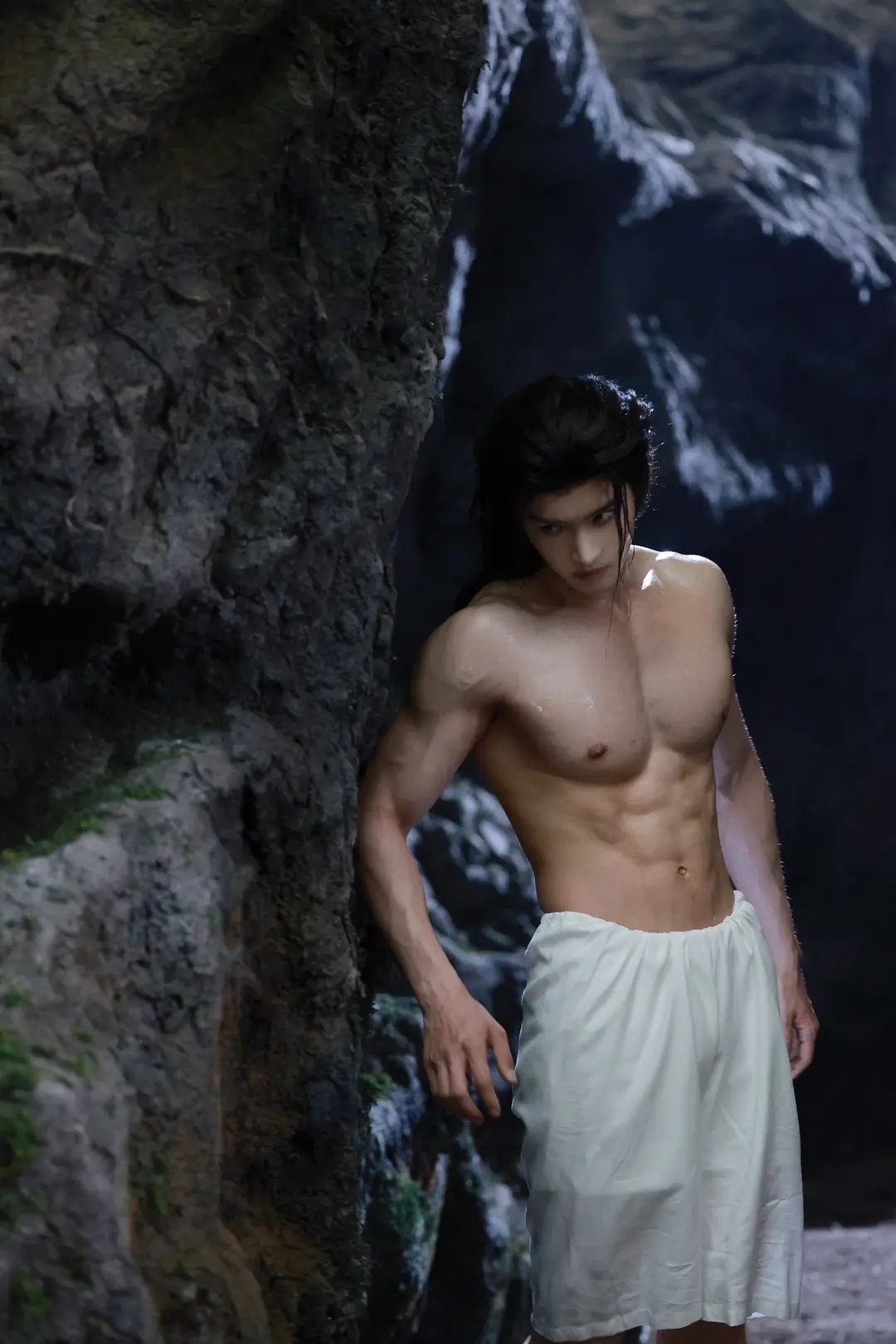 🈷️0男配🥛闫桉半裸剧照如何 