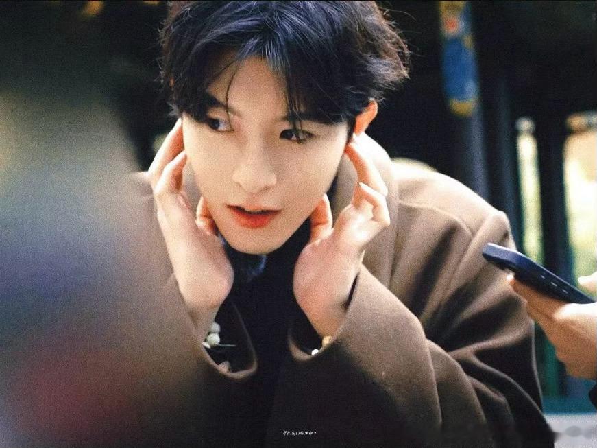 qdj 我哪里需要等待春天呢，你一笑，整个春天就扑面而来了