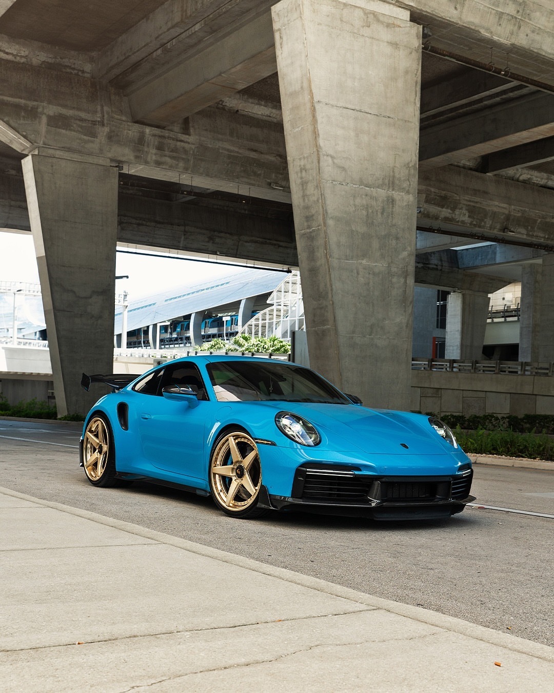 我们喜欢它明亮！PTS里维埃拉蓝的保时捷992TT-S，配以微妙的Mansory