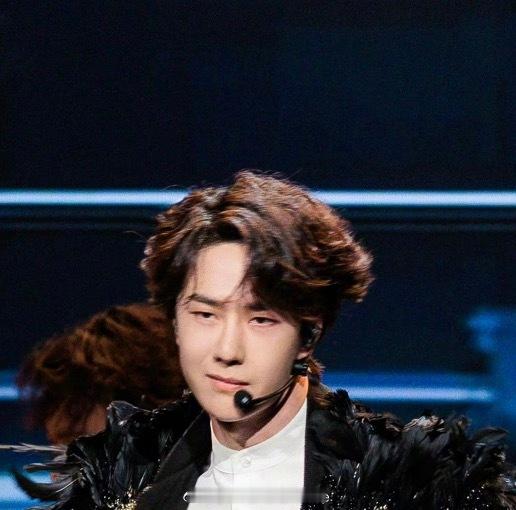 一张图看王一博的身体语言、动作细节、表情管理、核心控制力不是深的孩子在跳舞，王一